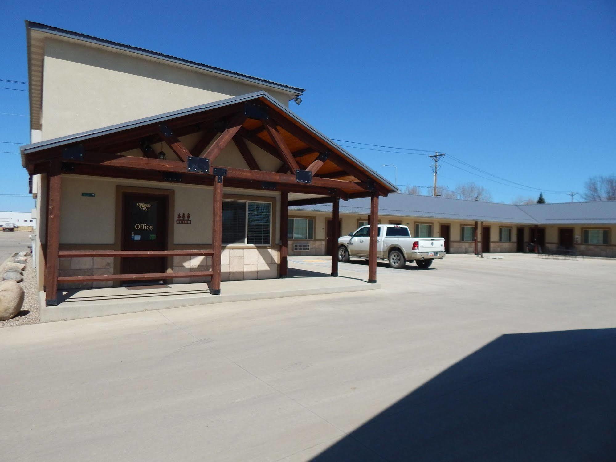 Winterton Suites Williston Extérieur photo