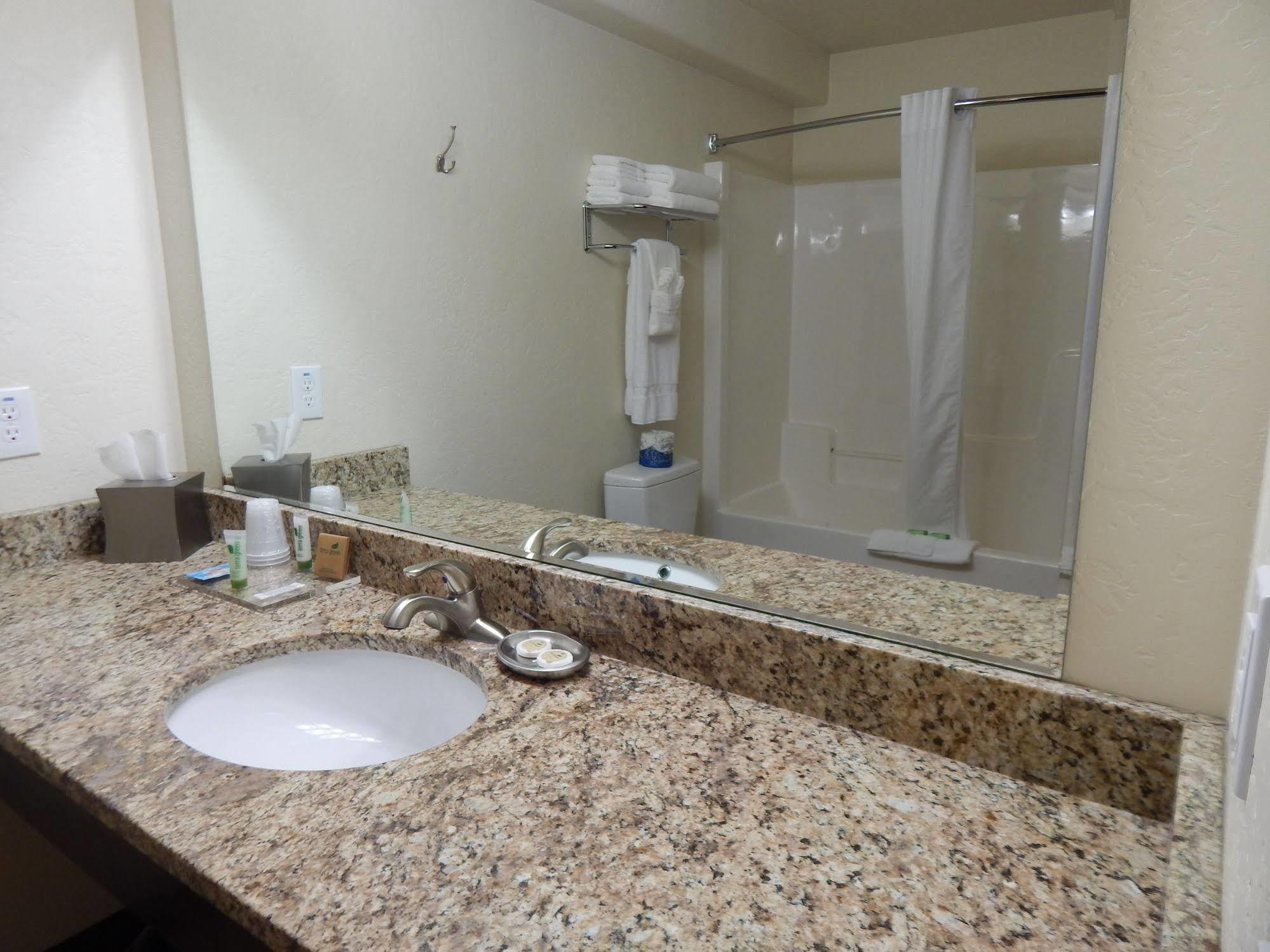 Winterton Suites Williston Extérieur photo