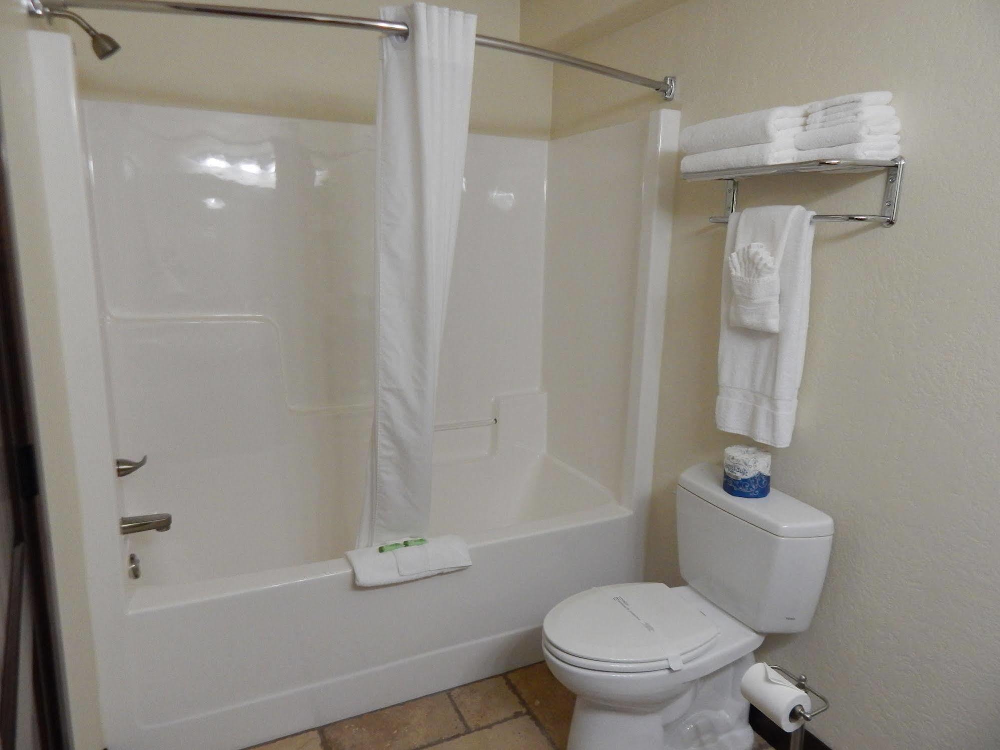 Winterton Suites Williston Extérieur photo