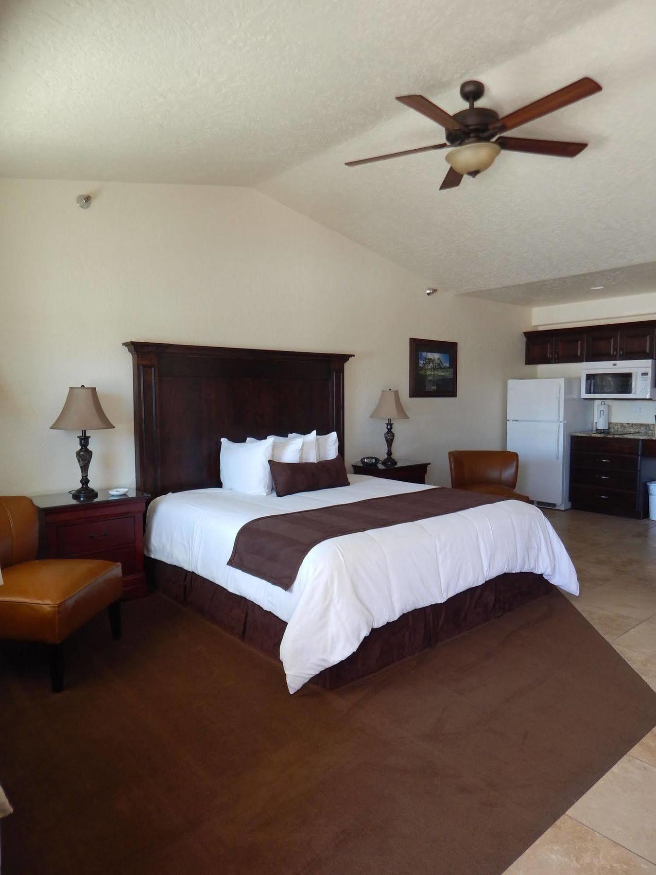Winterton Suites Williston Extérieur photo